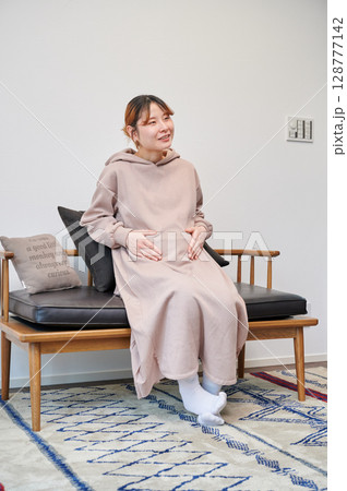 妊婦　マタニティ　椅子　微笑ましい 128777142