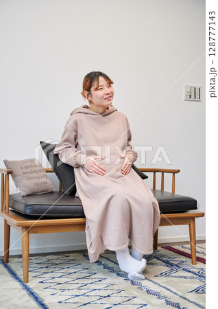 妊婦 マタニティ 椅子 微笑ましい 妊婦 マタニティ 椅子 微笑ましい 128777143