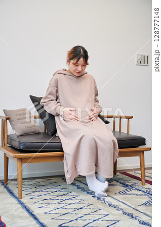 妊婦　マタニティ　椅子　微笑ましい 128777148