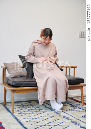 妊婦　マタニティ　椅子　微笑ましい 128777149