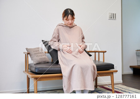 妊婦　マタニティ　椅子　微笑ましい 128777161