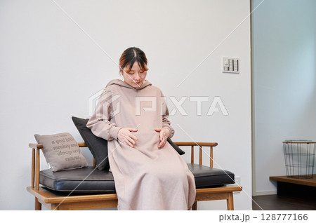 妊婦 マタニティ 椅子 微笑ましい 妊婦 マタニティ 椅子 微笑ましい 128777166
