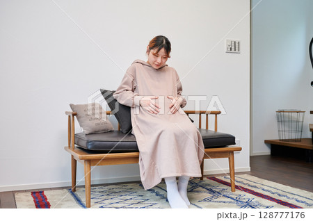 妊婦　マタニティ　椅子　微笑ましい 128777176