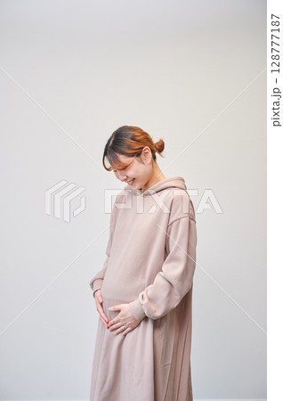 妊婦　マタニティ　椅子　微笑ましい 128777187