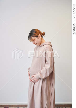 妊婦 マタニティ 椅子 微笑ましい 妊婦 マタニティ 椅子 微笑ましい 128777203