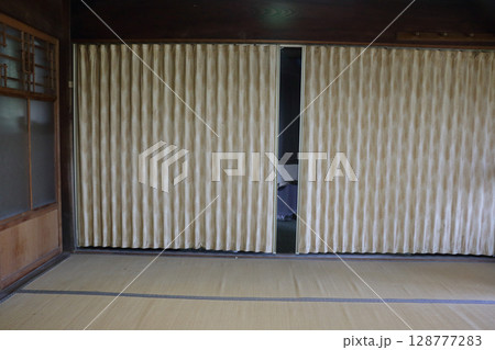 アコーディオンカーテン　古民家 128777283