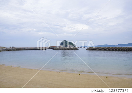透明度が高い人工ビーチである高島海水浴場 128777575