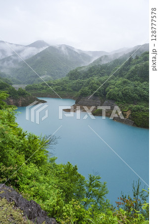 ターコイズブルーの水が美しい奥四万湖 128777578