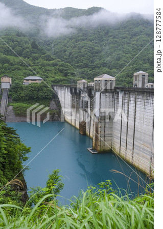 奥四万湖を堰き止めている四万川ダム 奥四万湖を堰き止めている四万川ダム 128777584