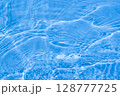 水面に反射する光と波紋の美しい背景 128777725