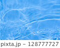 水面に反射する光と波紋の美しい背景 128777727