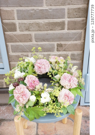 初夏のさわやかなバラのリース 128777739