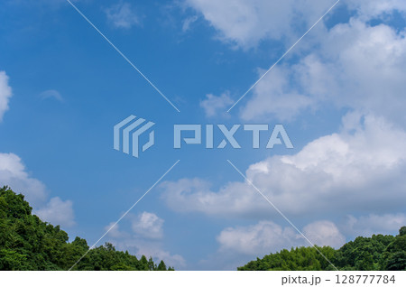 爽やかな夏の青空 128777784