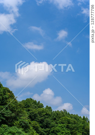 爽やかな夏の青空 128777786