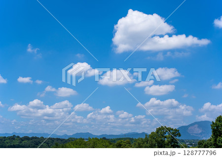 爽やかな夏の青空 128777796