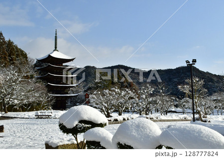 山口市の瑠璃光寺雪景色 128777824