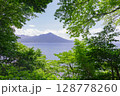新緑に囲まれた支笏湖と風不死岳2 128778260