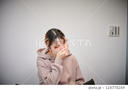 つわりに苦しむ女性　妊婦　マタニティ 128778284