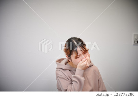 つわりに苦しむ女性　妊婦　マタニティ 128778290