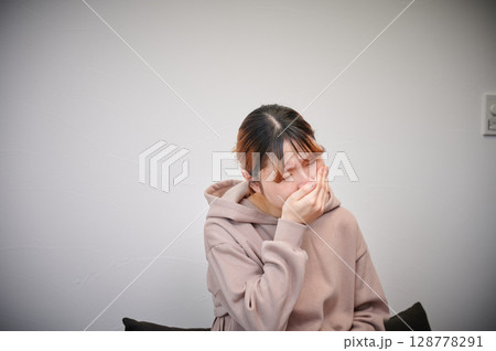 つわりに苦しむ女性 妊婦 マタニティ つわりに苦しむ女性 妊婦 マタニティ 128778291