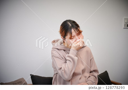 つわりに苦しむ女性　妊婦　マタニティ 128778293