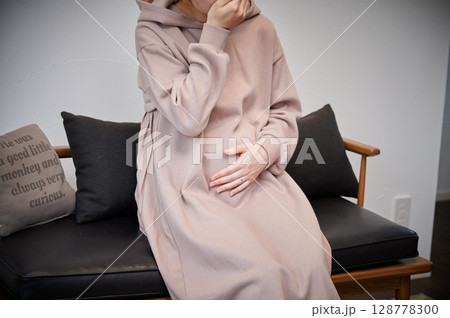 つわりに苦しむ女性　妊婦　マタニティ 128778300