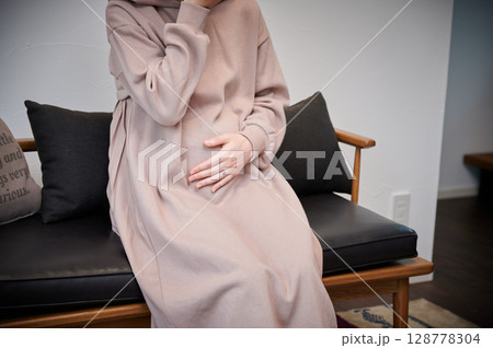 つわりに苦しむ女性　妊婦　マタニティ 128778304