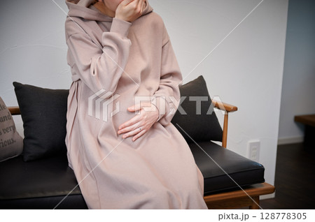 つわりに苦しむ女性　妊婦　マタニティ 128778305