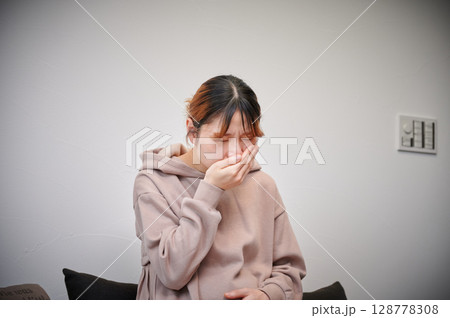 つわりに苦しむ女性 妊婦 マタニティ つわりに苦しむ女性 妊婦 マタニティ 128778308