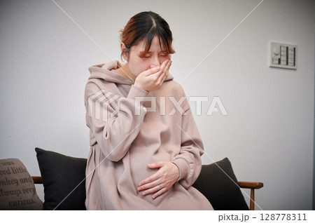 つわりに苦しむ女性　妊婦　マタニティ 128778311