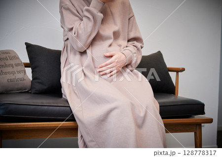 つわりに苦しむ女性 妊婦 マタニティ つわりに苦しむ女性 妊婦 マタニティ 128778317