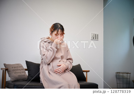 つわりに苦しむ女性　妊婦　マタニティ 128778319