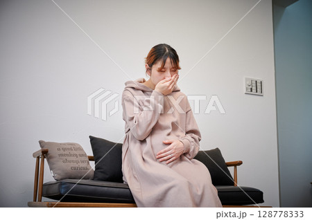 つわりに苦しむ女性 妊婦 マタニティ つわりに苦しむ女性 妊婦 マタニティ 128778333