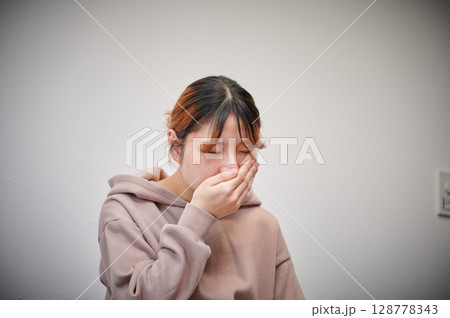 つわりに苦しむ女性　妊婦　マタニティ 128778343