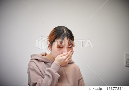 つわりに苦しむ女性　妊婦　マタニティ 128778344