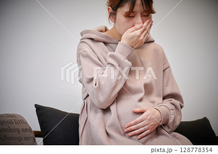 つわりに苦しむ女性　妊婦　マタニティ 128778354