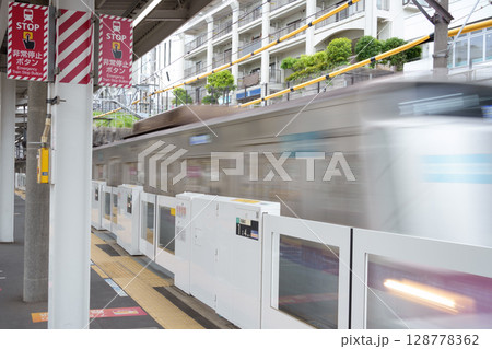 爽やかな風が吹く5月の鷺沼駅のホーム(川崎市) 爽やかな風が吹く5月の鷺沼駅のホーム(川崎市) 128778362
