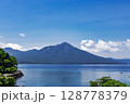 支笏湖と対岸の風不死岳 128778379