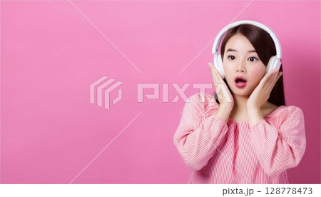 人物 女性 ファッション モデル 音楽 ヘッドフォン インフルエンサー イメージ 背景 人物 女性 ファッション モデル 音楽 ヘッドフォン インフルエンサー イメージ 背景 128778473