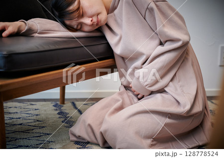 つわりに苦しむ女性　妊婦　マタニティ 128778524