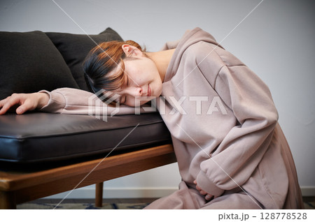 つわりに苦しむ女性　妊婦　マタニティ 128778528