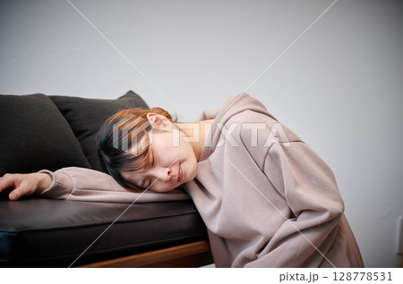 つわりに苦しむ女性 妊婦 マタニティ つわりに苦しむ女性 妊婦 マタニティ 128778531