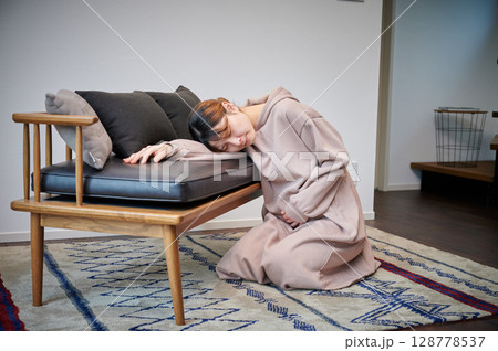 つわりに苦しむ女性　妊婦　マタニティ 128778537