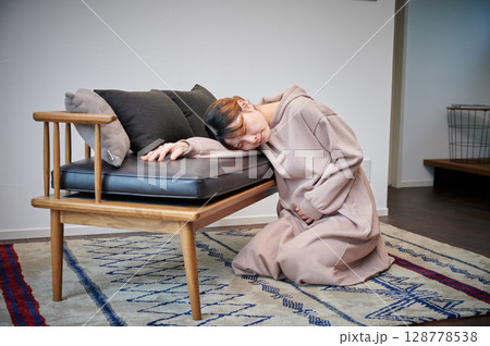 つわりに苦しむ女性　妊婦　マタニティ 128778538