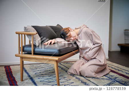 つわりに苦しむ女性 妊婦 マタニティ つわりに苦しむ女性 妊婦 マタニティ 128778539