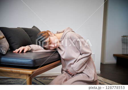 つわりに苦しむ女性 妊婦 マタニティ つわりに苦しむ女性 妊婦 マタニティ 128778553