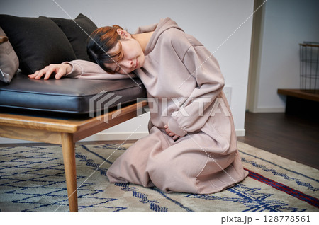つわりに苦しむ女性　妊婦　マタニティ 128778561