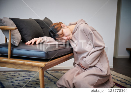 つわりに苦しむ女性 妊婦 マタニティ つわりに苦しむ女性 妊婦 マタニティ 128778564