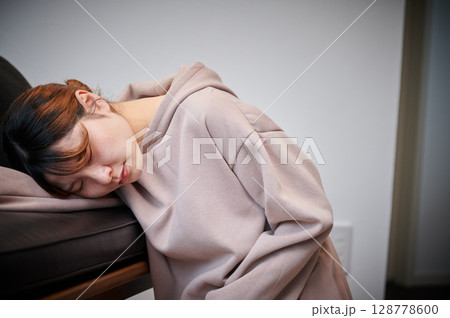 つわりに苦しむ女性　妊婦　マタニティ 128778600