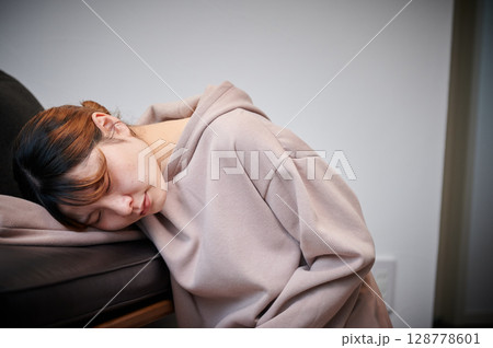 つわりに苦しむ女性　妊婦　マタニティ 128778601